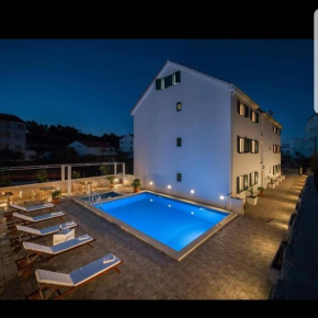 La Perla Apartments, Sutivan
